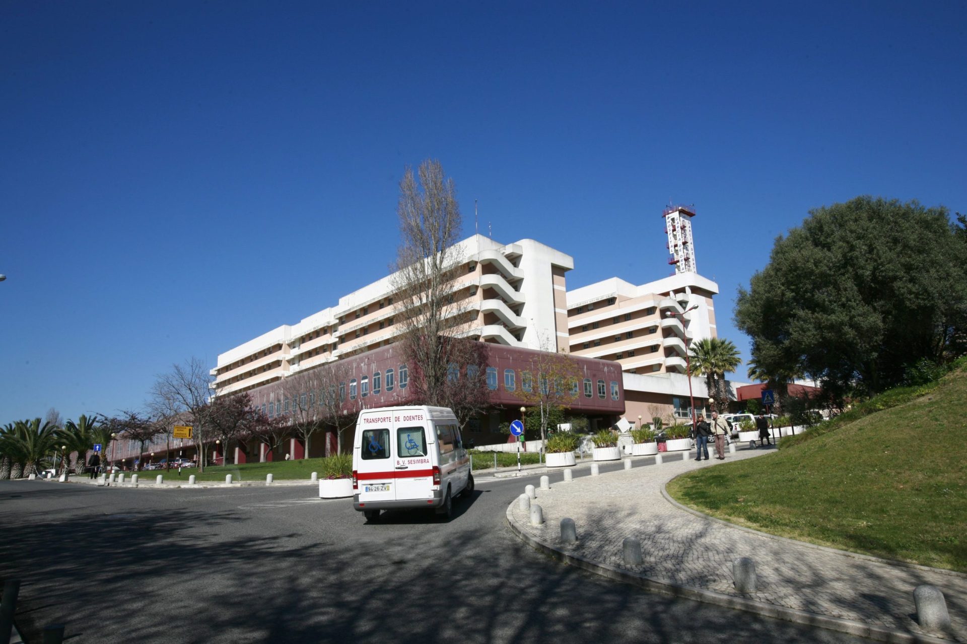 Hospital Garcia de Orta volta a esgotar capacidade para doentes covid