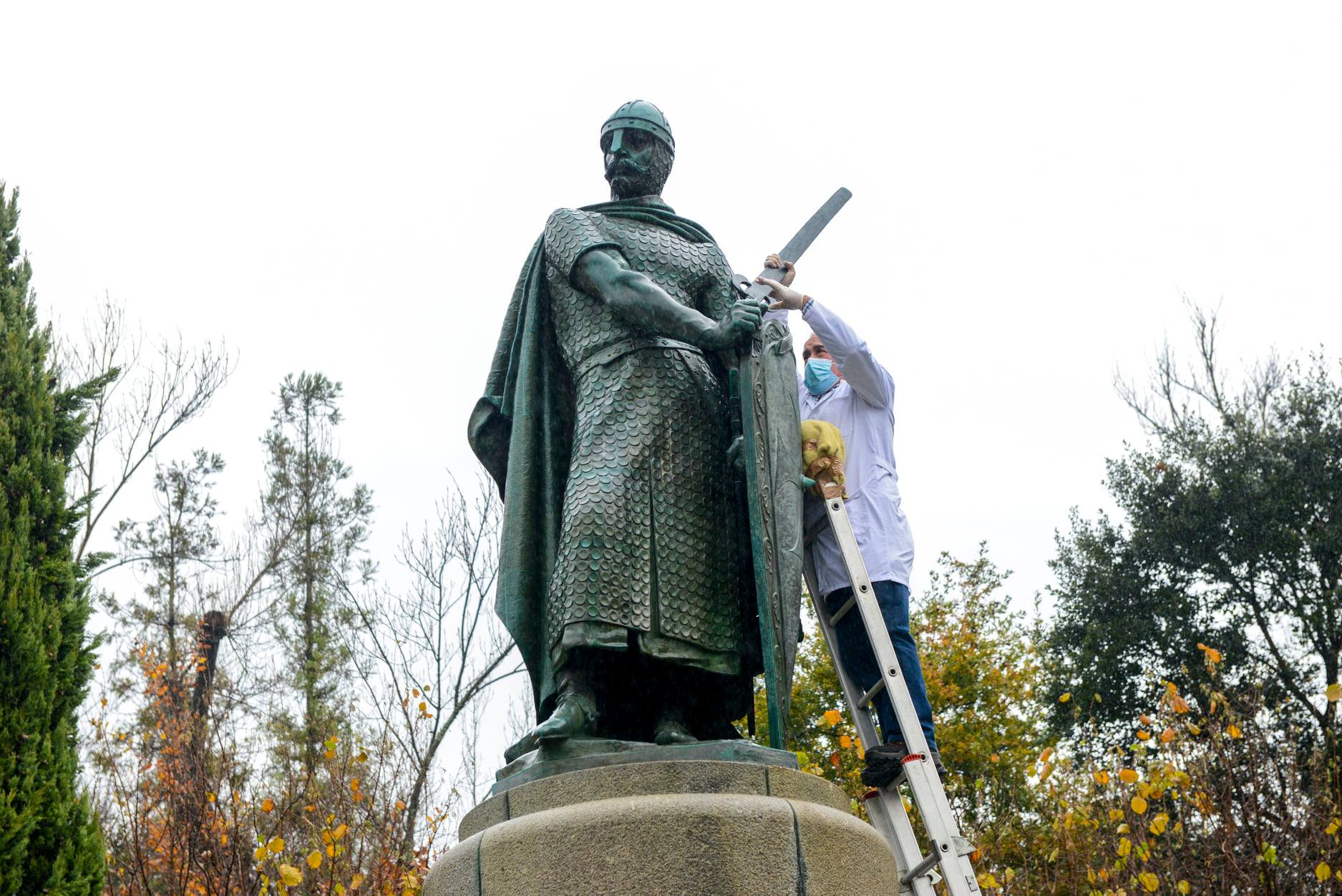 Reposta espada na estátua de D. Afonso Henriques em Guimarães