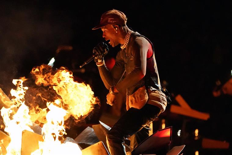 Travis Scott afastado do cartaz do Coachella após tragédia no festival Astroworld