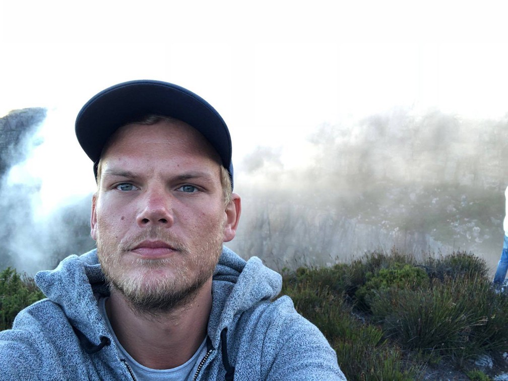 Pai de Avicii culpa “fama e riqueza” pelo suicídio do DJ