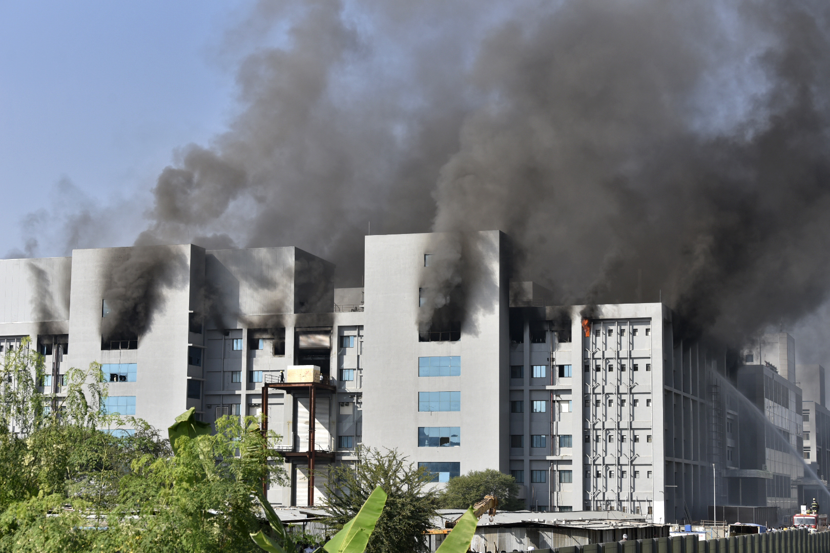 Cinco mortos em incêndio que deflagrou na maior fábrica de vacinas contra a covid-19