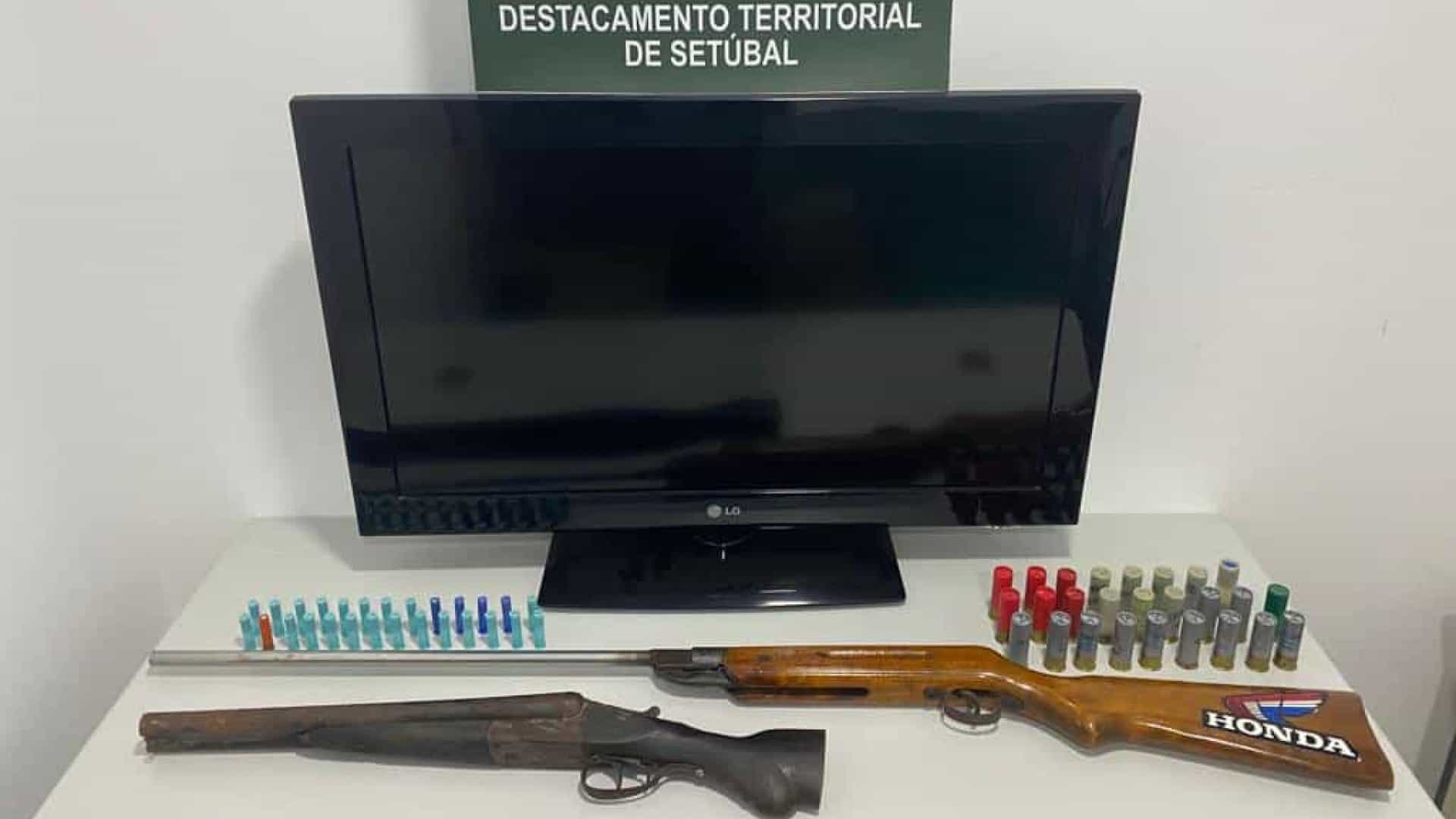 Armas e munições apreendidas pela GNR em Sesimbra