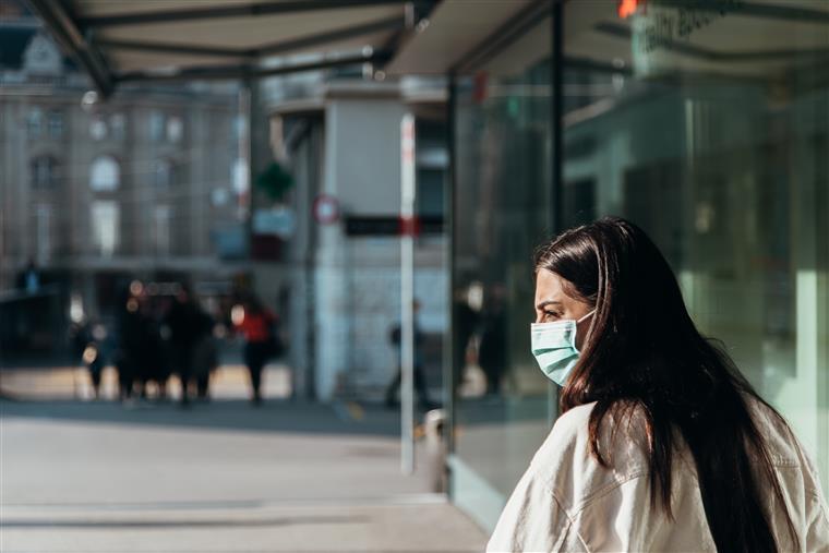 Covid-19. Mais isolados e mais infetados do que há um ano