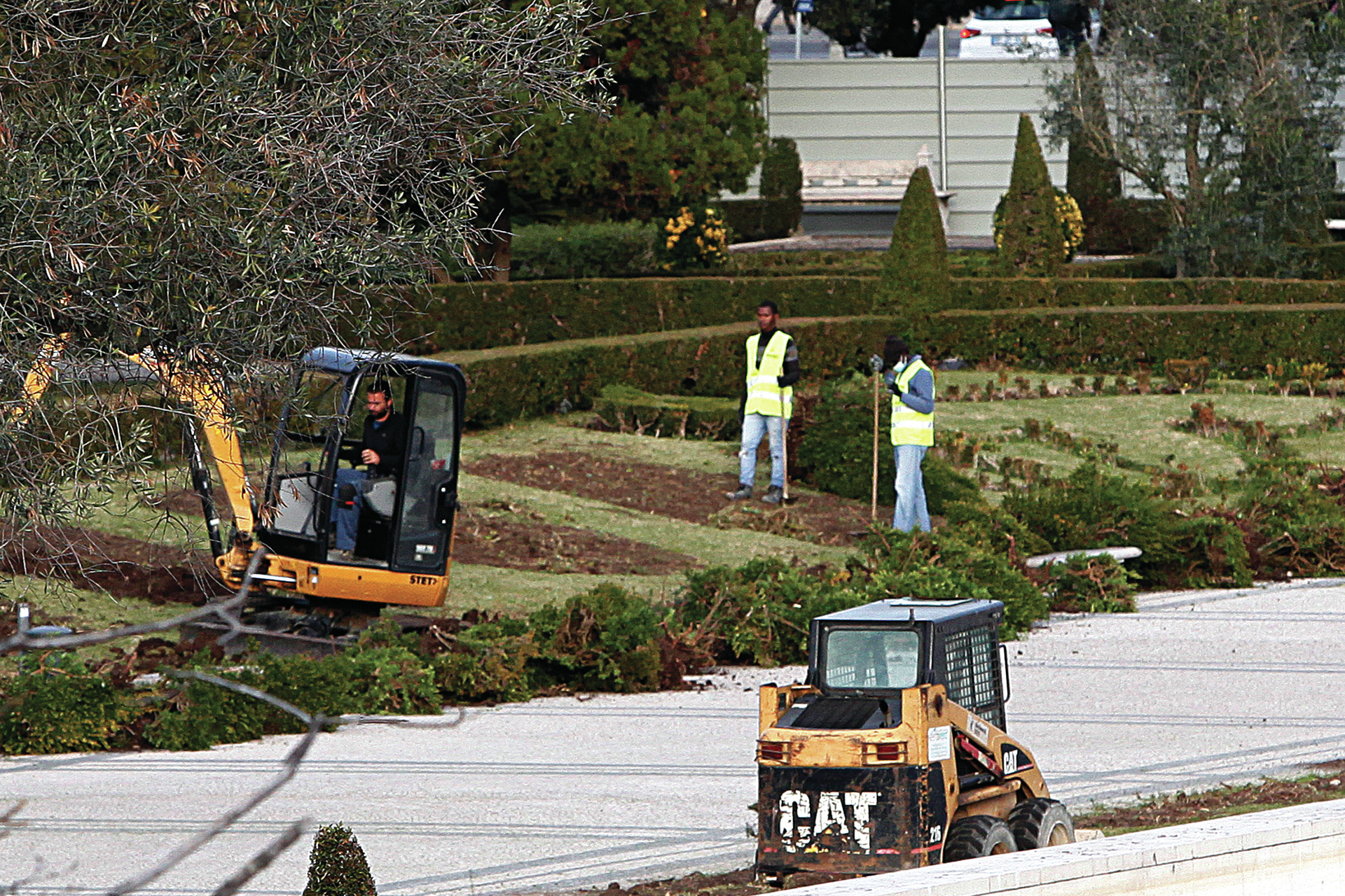 Praça do Império. Remoção dos brasões florais já começou