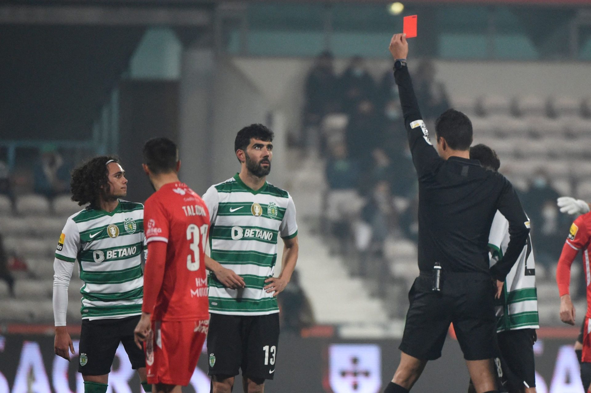 Sporting vence Gil Vicente por 3-0 e ruma para a liderança do campeonato