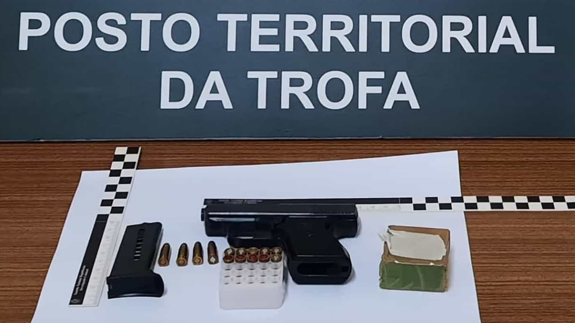 Homem acusado de violência doméstica detido por posse ilegal de arma