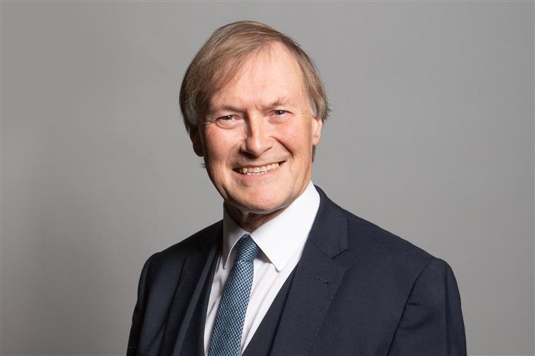 Reino Unido. Suspeito de esfaquear deputado David Amess declara-se inocente