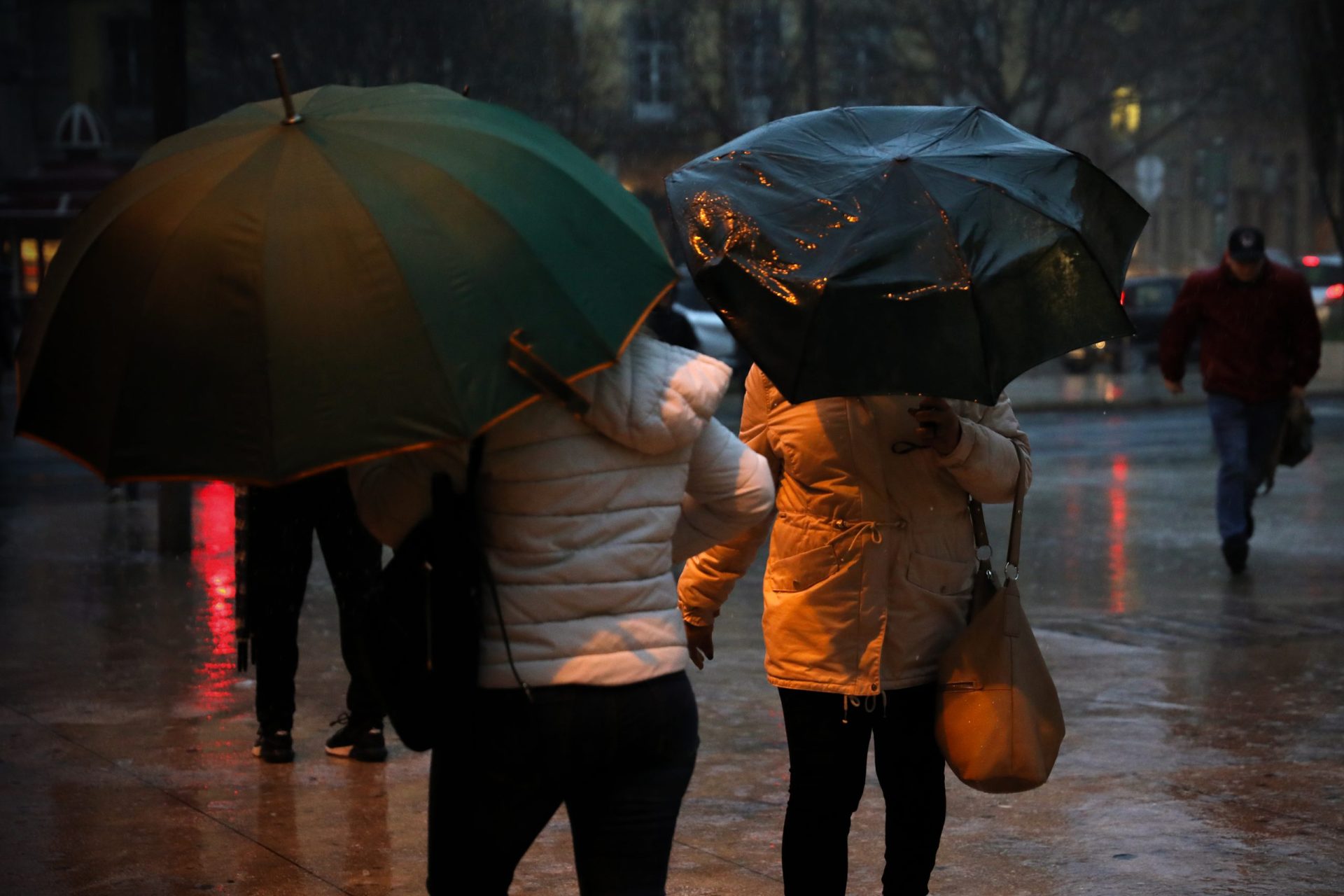 Chuva, trovoada e neve para a véspera e para o dia de Natal