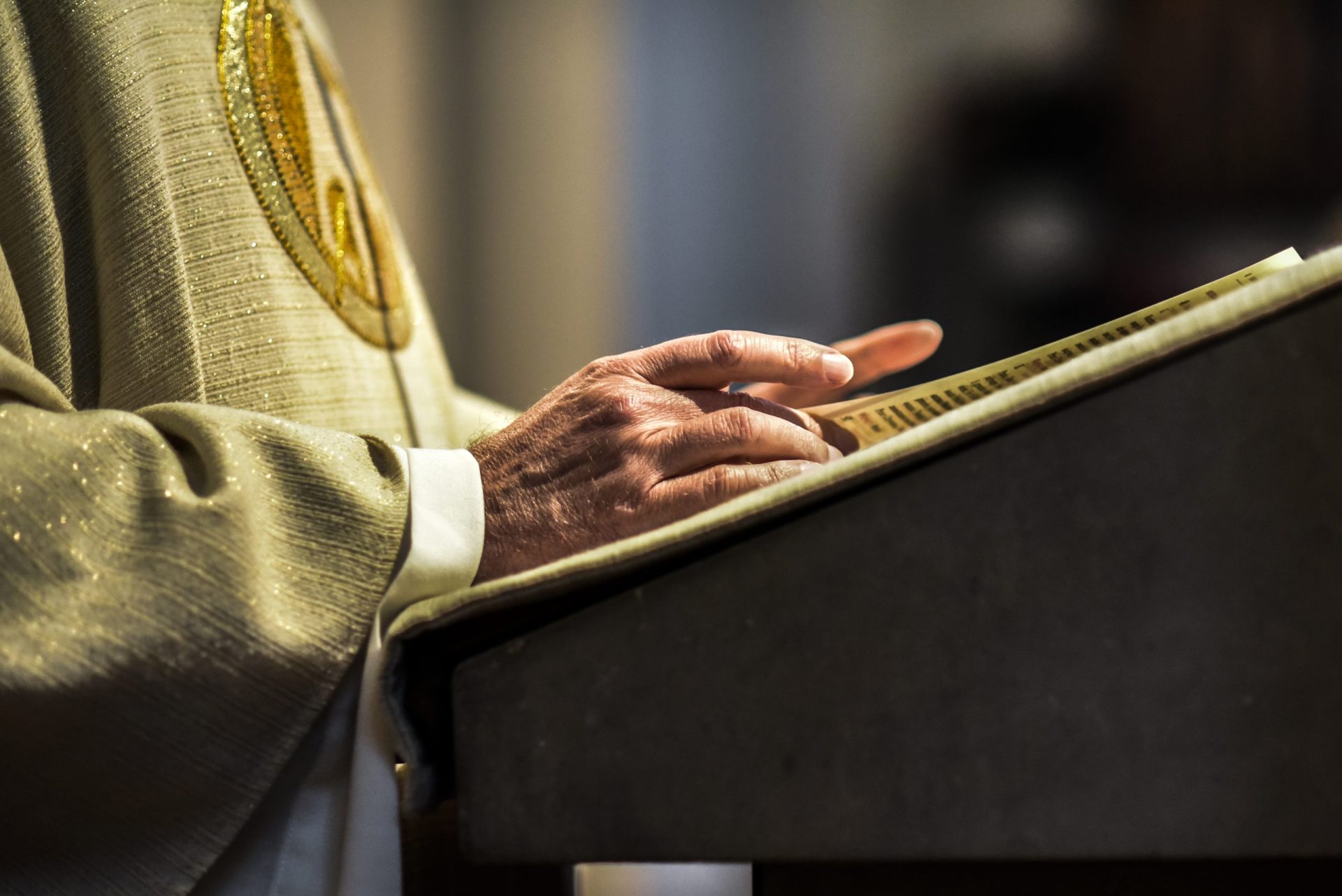 Detido ex-padre de 82 anos por suspeitas de violar mulher de 47 em sessão de exorcismo
