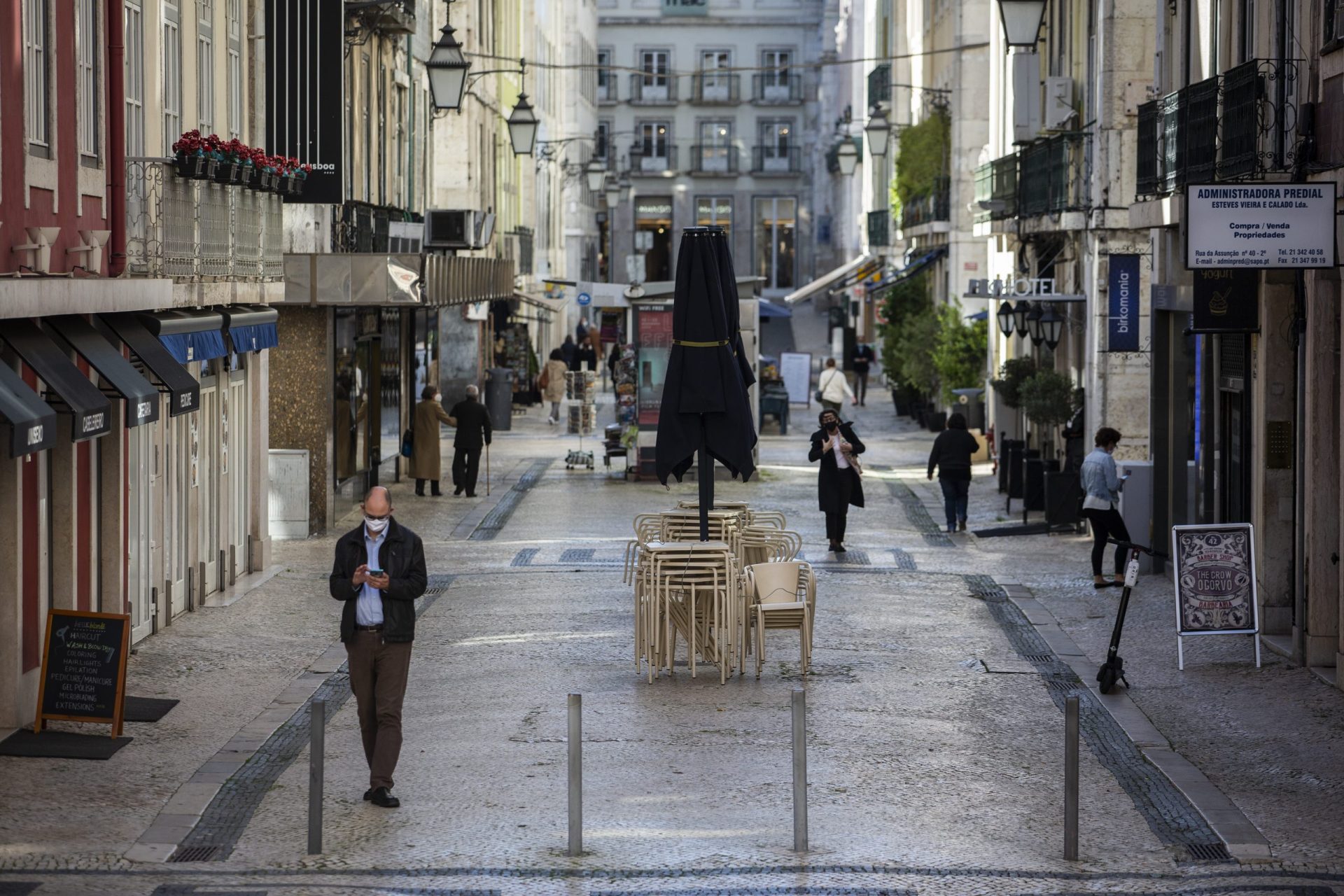 Portugal continua a registar mais de 10 mil novos casos no dia em que internados descem pela terceira vez consecutiva