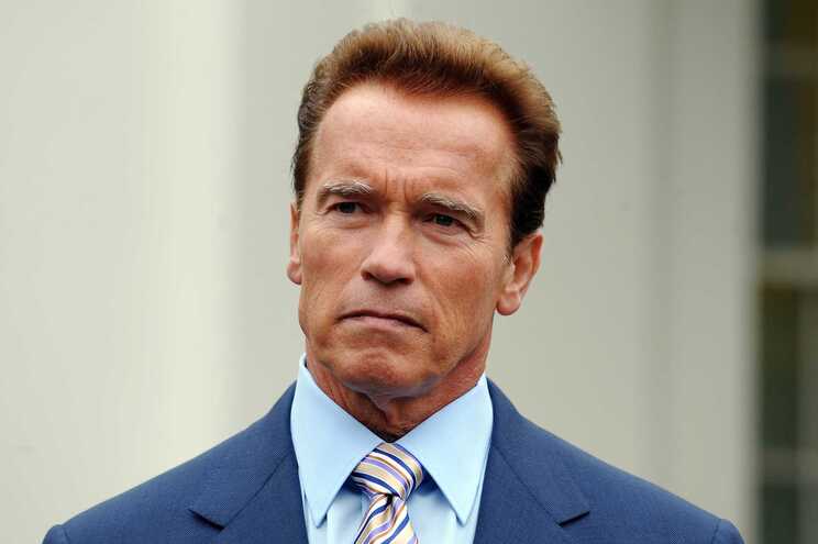 Arnold Schwarzenegger doa 25 casas pré-fabricadas a veteranos de guerra sem-abrigo