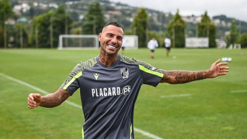 Covid-19. Quaresma diz estar &#8220;bem&#8221;, quase &#8220;sem sintomas&#8221; e promete dar &#8220;uma trivelada&#8221; no vírus