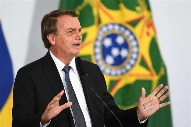 Brasil. Bolsonaro gera onda de críticas por estar de férias enquanto Bahia enfrenta tragédia devido a cheias