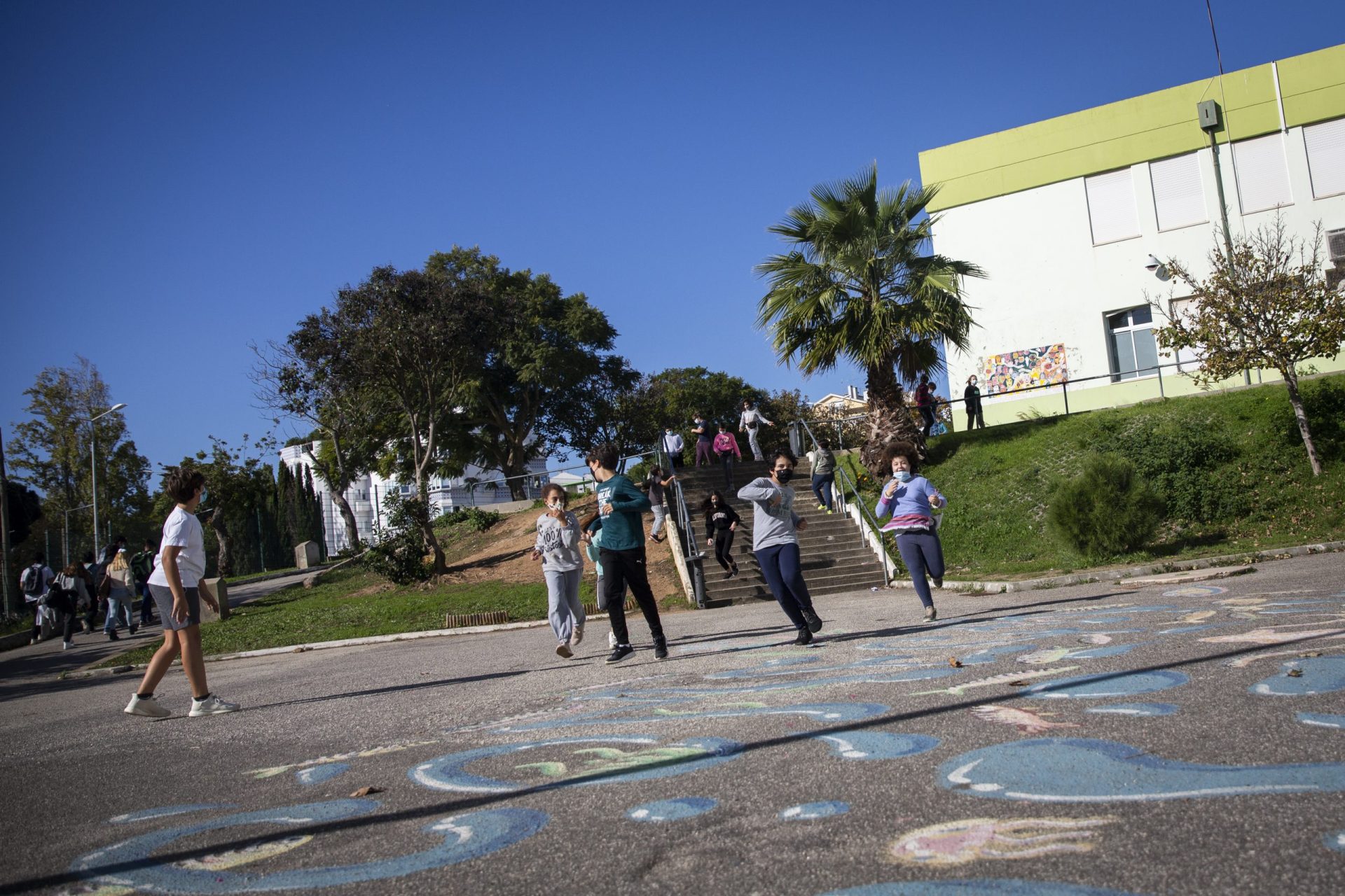 Centenas de alunos sem aulas depois de escola ter sido vandalizada