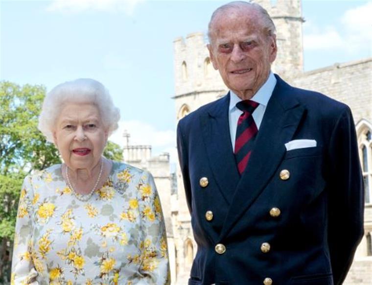 Rainha Isabel II e marido recebem primeira dose da vacina contra a covid-19