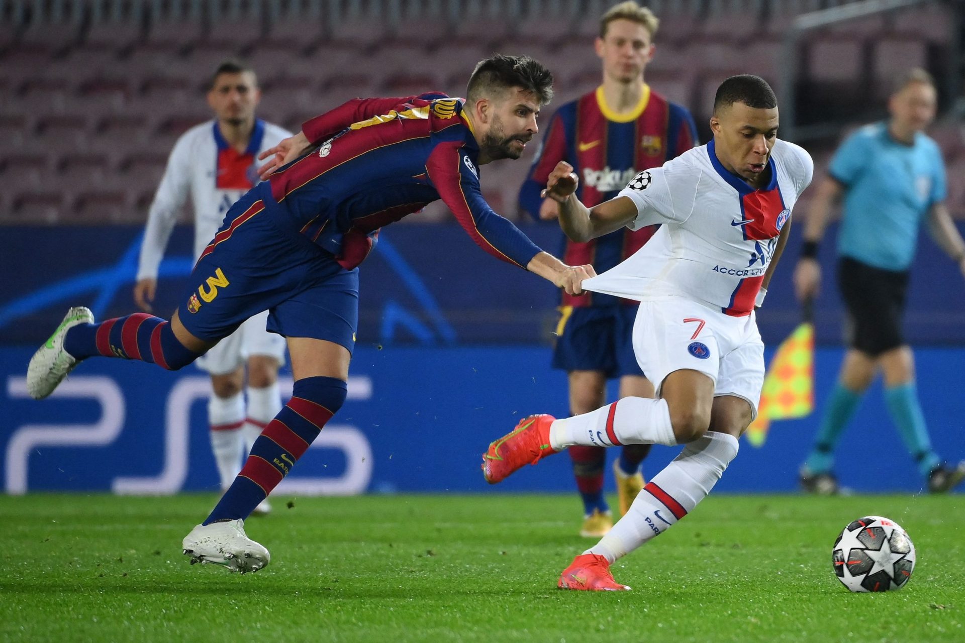 Mbappé faz hat-trick e PSG vence Barcelona