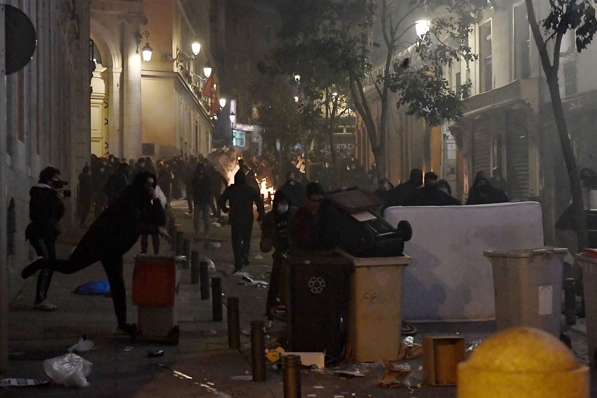 Espanha. Manifestantes e polícias em confrontos em protestos contra prisão do rapper Pablo Hasél