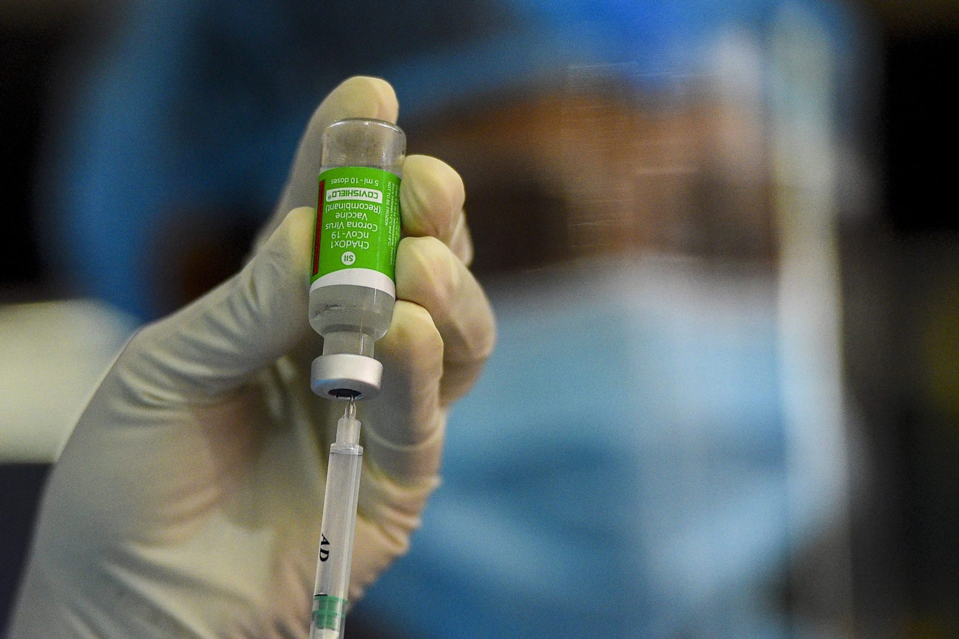 AstraZeneca falha novamente contrato com UE e vai entregar menos de metade das vacinas no segundo trimestre
