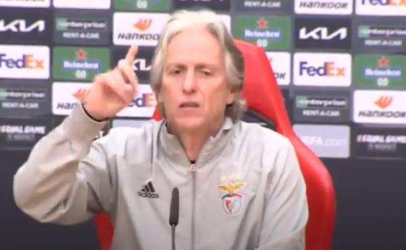 Jorge Jesus exalta-se em direto: “Devia haver era um buzinão para nos dar carinho”