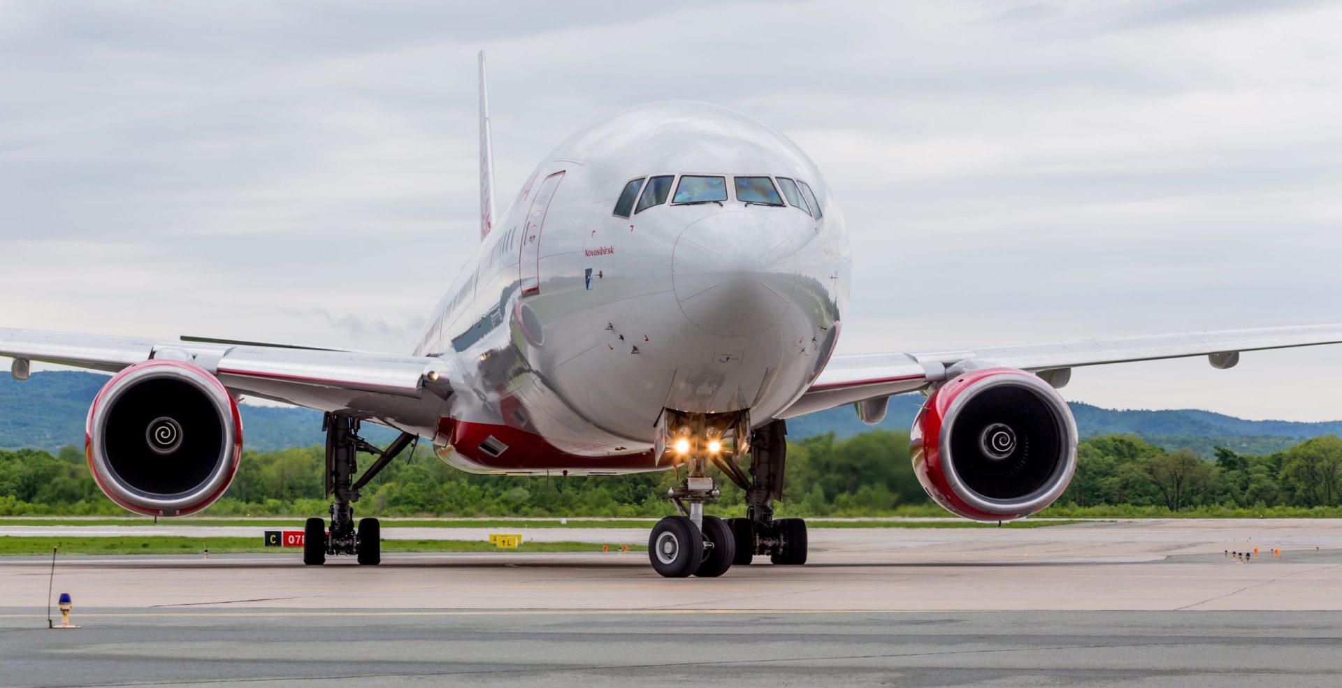 Boeing 777 com destino a Madrid aterra de emergência em Moscovo devido a falhas no motor