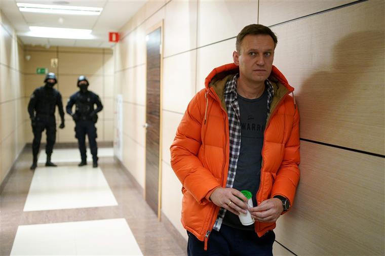 Alexei Navalny condenado a dois anos e oito meses de prisão