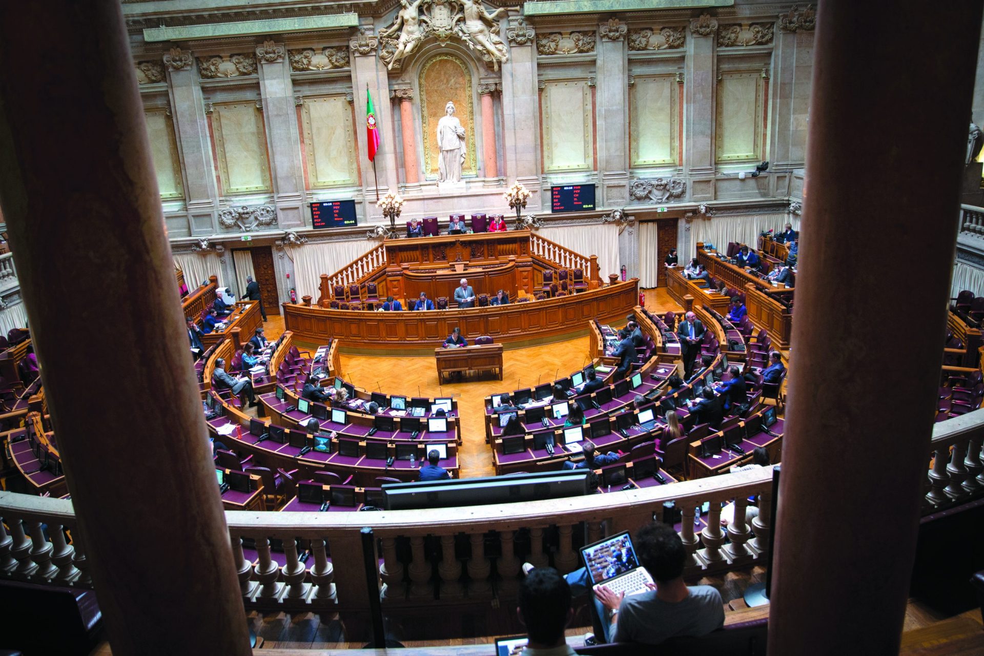 ‘Não’ é sim, AD e Chega juntam votos para chumbar aborto no Parlamento