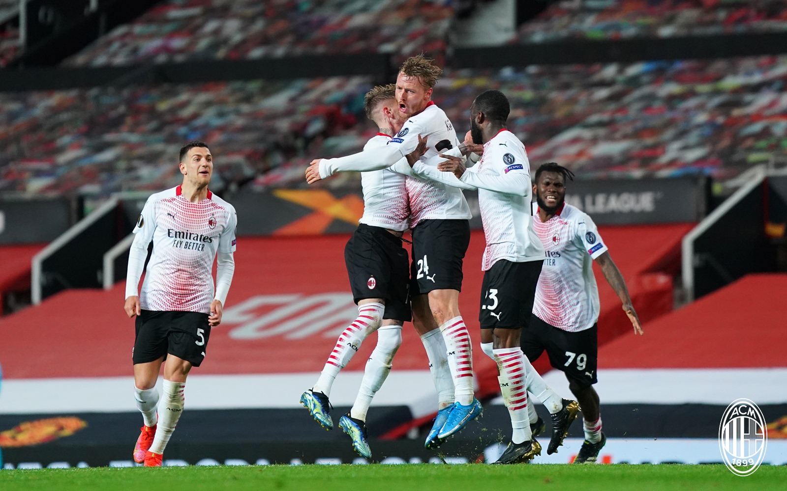 AC Milan empata no último minuto frente ao Manchester United