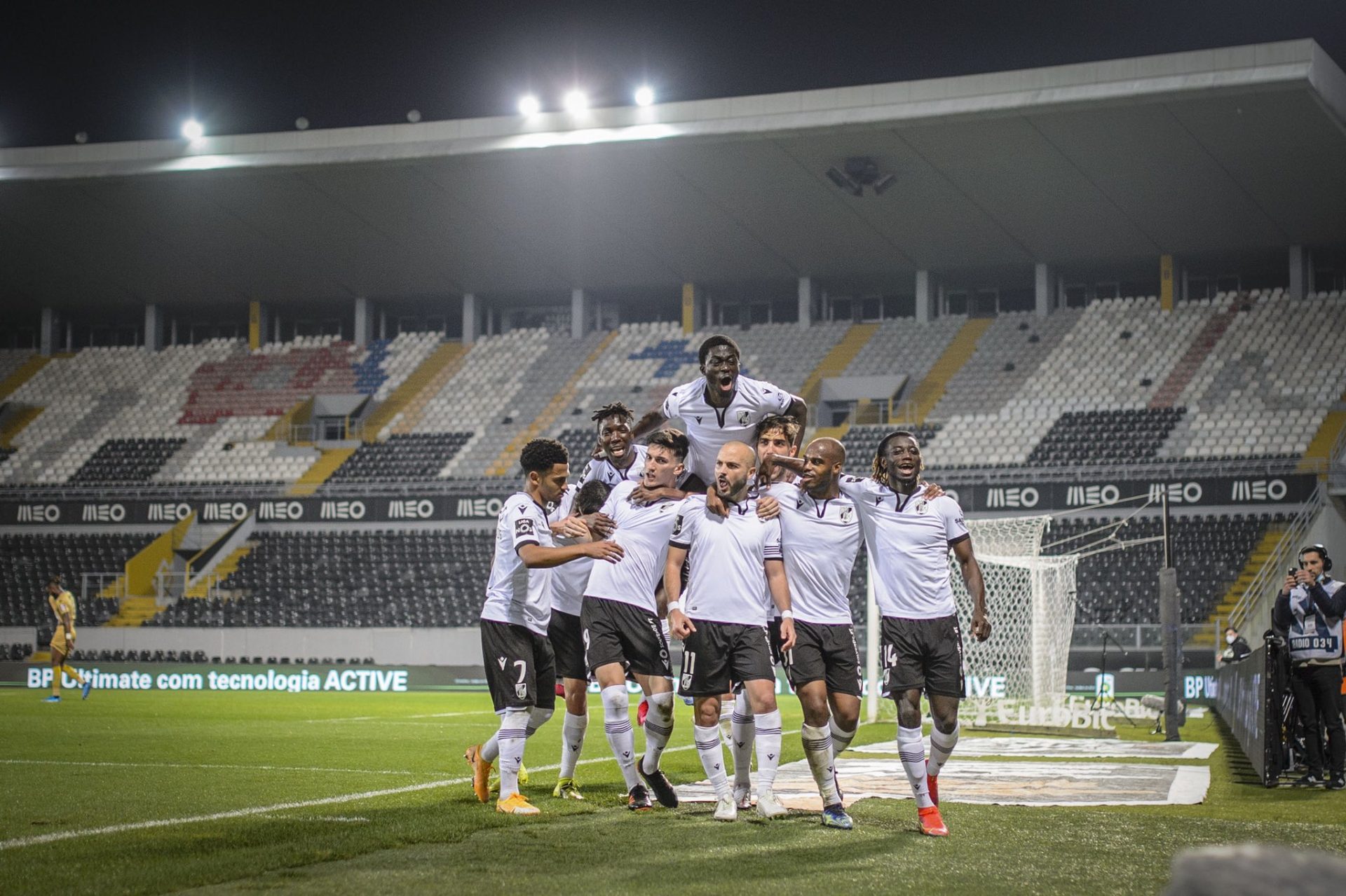 Adeptos do Vitória de Guimarães penduram tarja a ameaçar invadir treino na academia