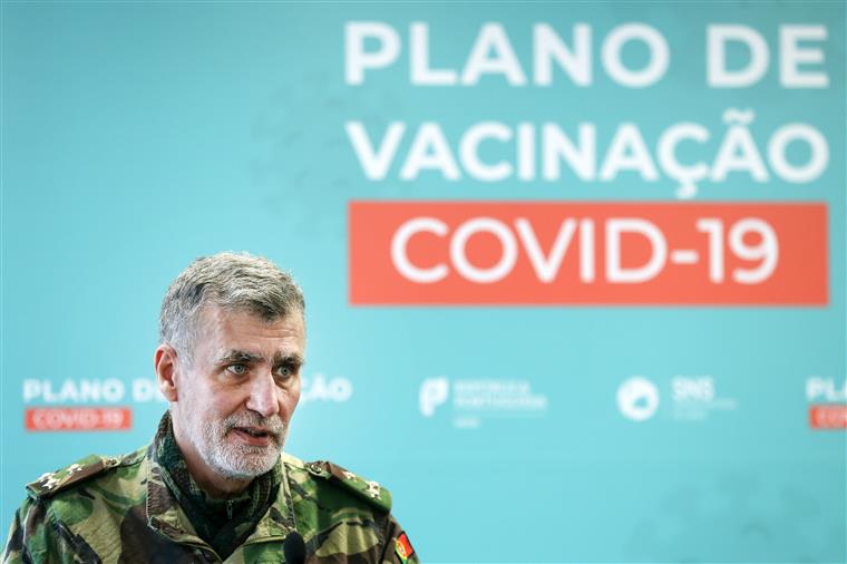 Gouveia e Melo diz que usa camuflado porque a pandemia de covid-19 “é uma guerra”