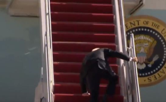 Joe Biden cai várias vezes ao subir escadas do avião Air Force One | Vídeo