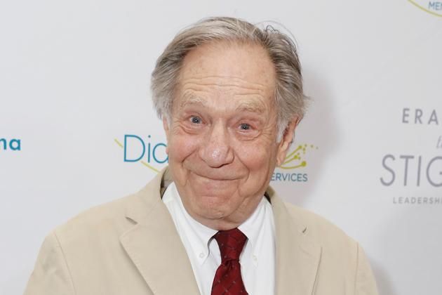 Morreu o ator George Segal, o avô de &#8216;Os Goldberg&#8217;