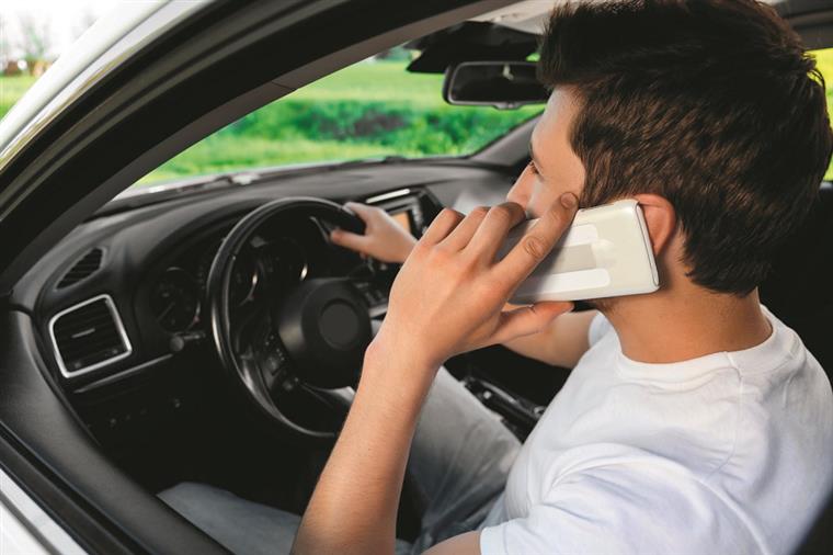 “Phone Off”. Forças de segurança detetaram mais de mil condutores a usar telemóvel durante a condução