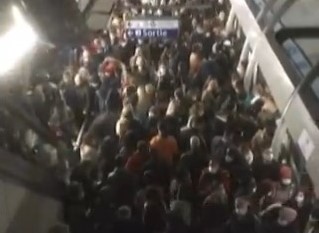 Avaria na carruagem do metro cria sobrelotação de pessoas na estação de Madeleine em França