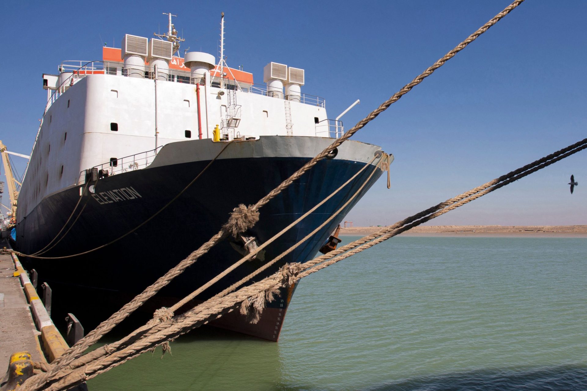 Tráfego no Canal do Suez retomado após navio ter sido desencalhado