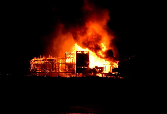 Incêndio consome restaurante na ilha Deserta