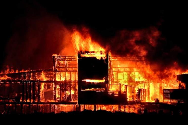 “Não sobrou nada”. Incêndio em restaurante na ilha Deserta causa prejuízos de um milhão de euros