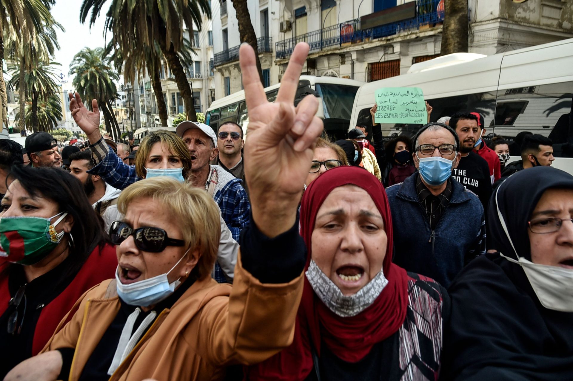 Milhares de Argelinos saem à rua para protestar o sistema político