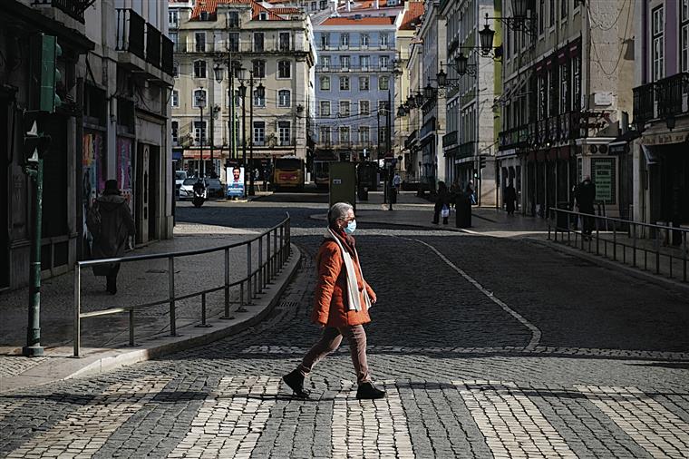 Peritos defendem que há condições para começar a desconfinar a meio de março com novos patamares de risco por concelho