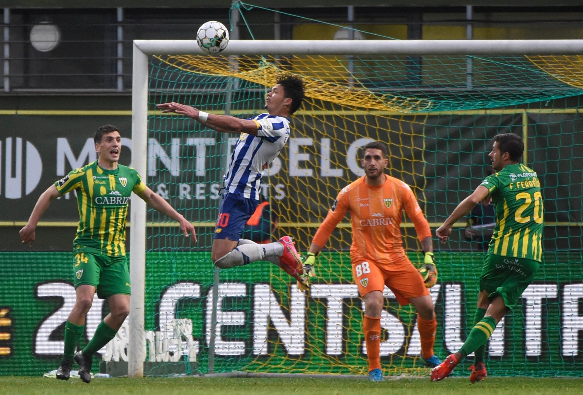 FC Porto vence Tondela e pressiona Sporting