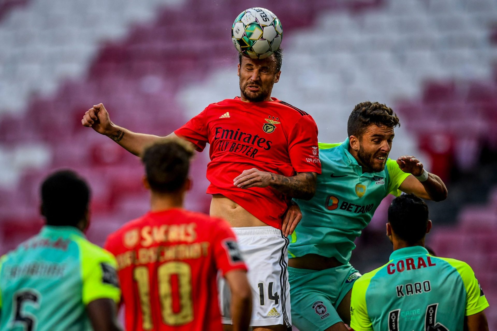 Benfica goleia Paços de Ferreira