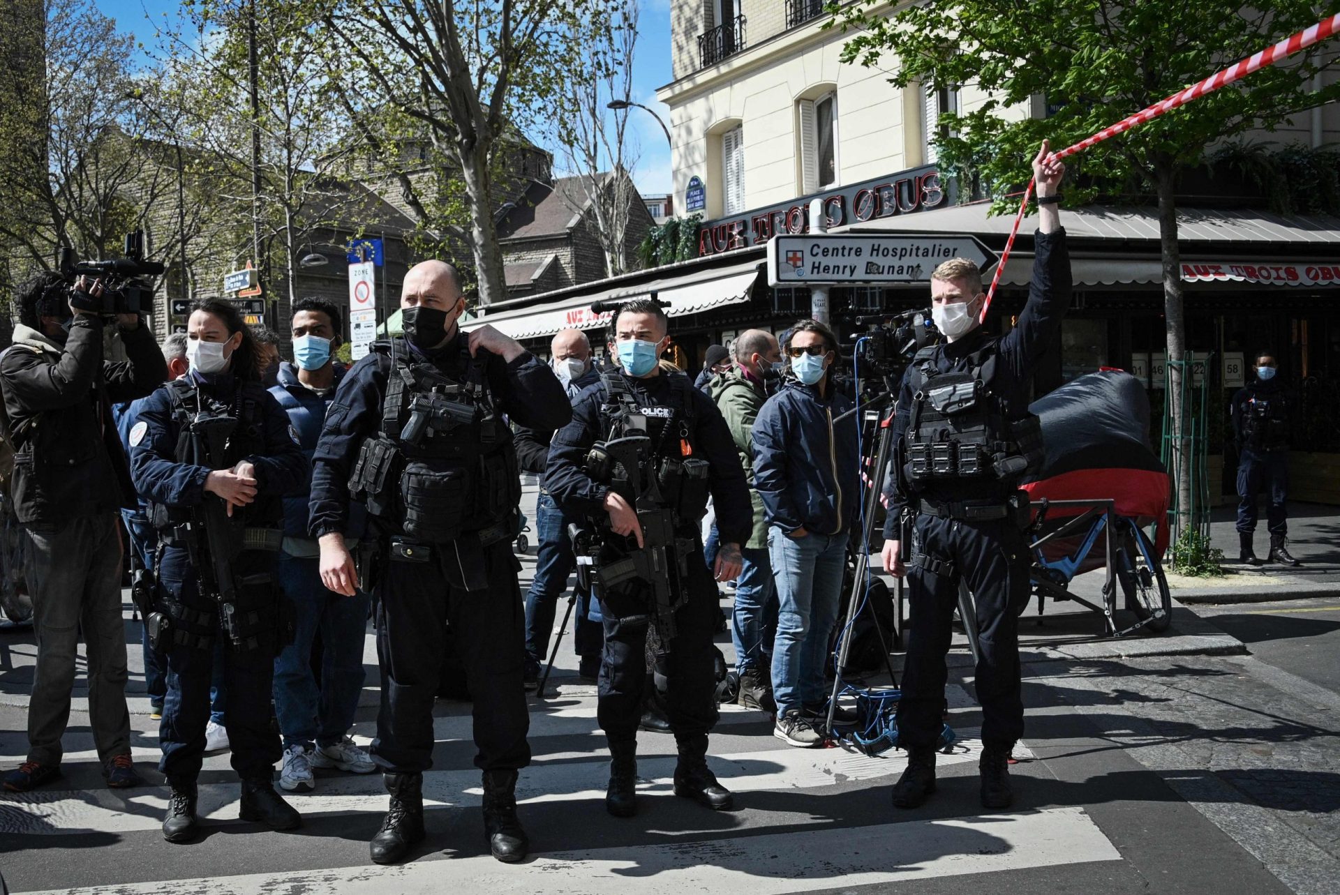 Um morto e um ferido a tiro à porta de hospital em Paris