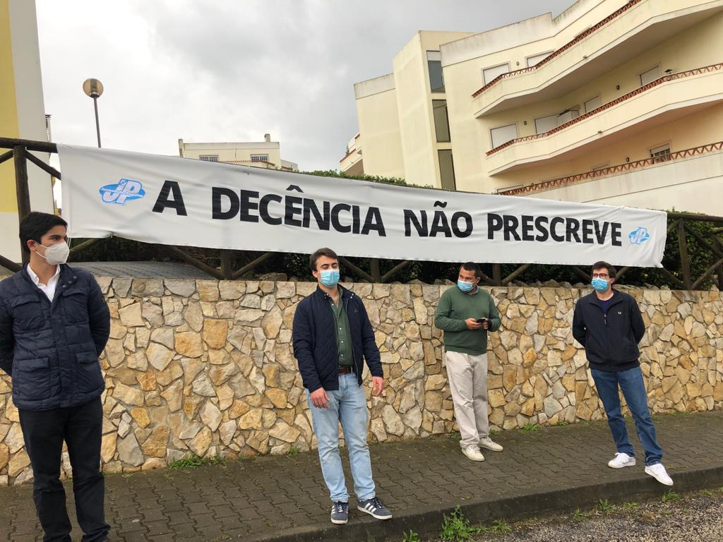 “A decência não prescreve”. JP coloca cartaz em frente à casa de José Sócrates