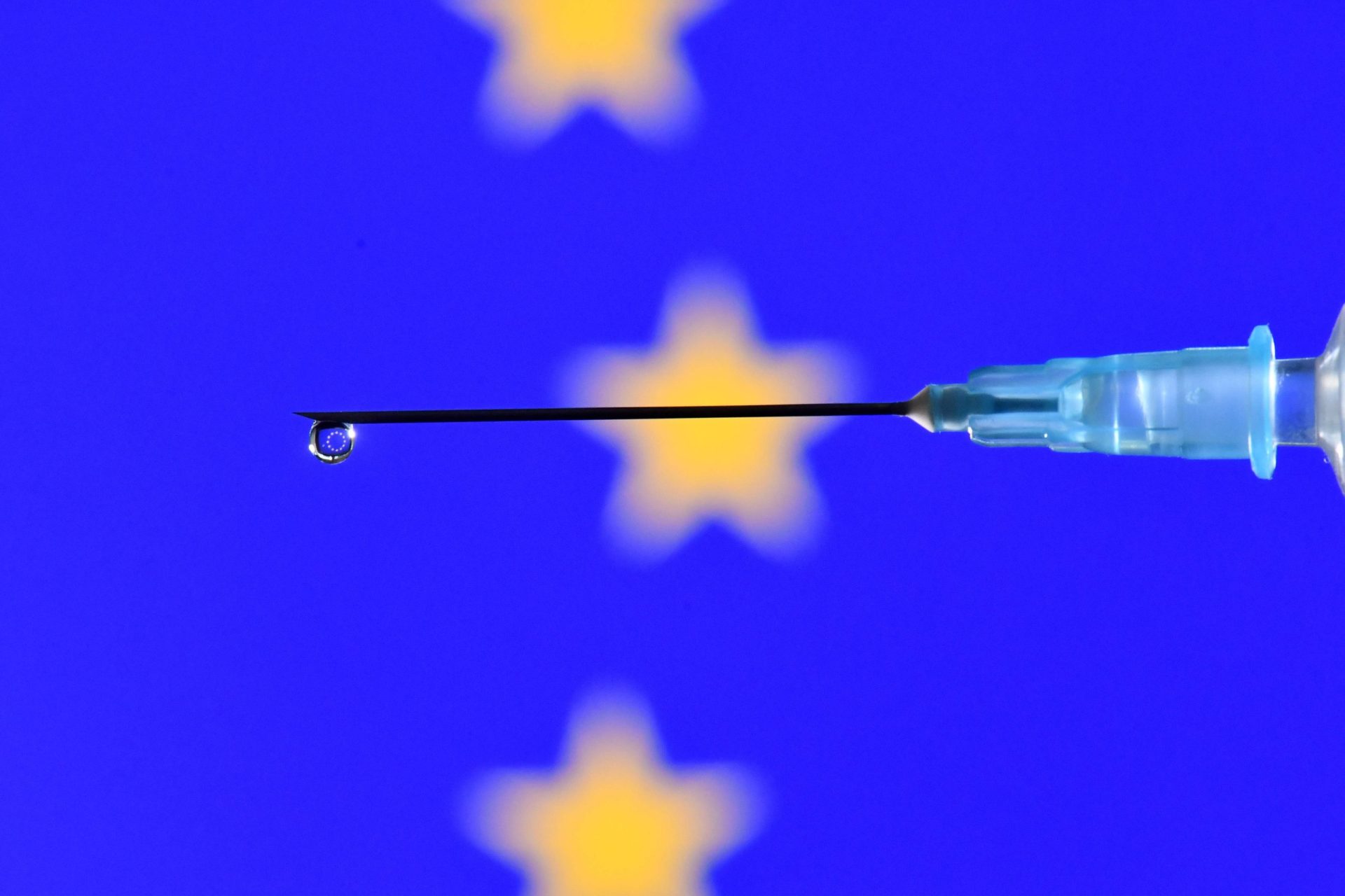 Suspeitas de efeitos secundários das vacinas AstraZeneca, Pfizer, Moderna e Janssen representam 0,3% na UE
