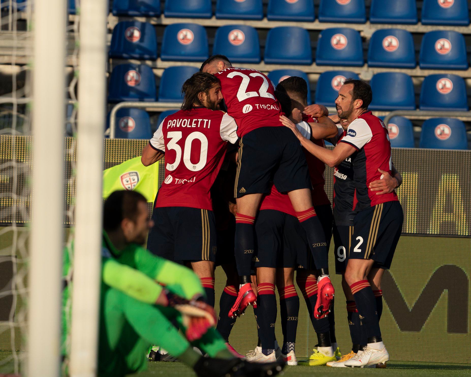 Roma cada vez mais longe do topo após derrota com Cagliari