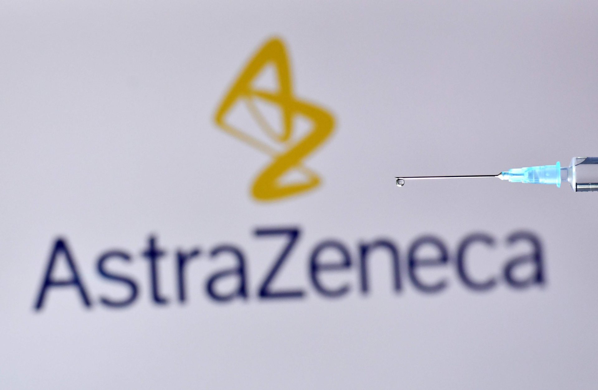 União Europeia avança com ação em tribunal contra farmacêutica AstraZeneca