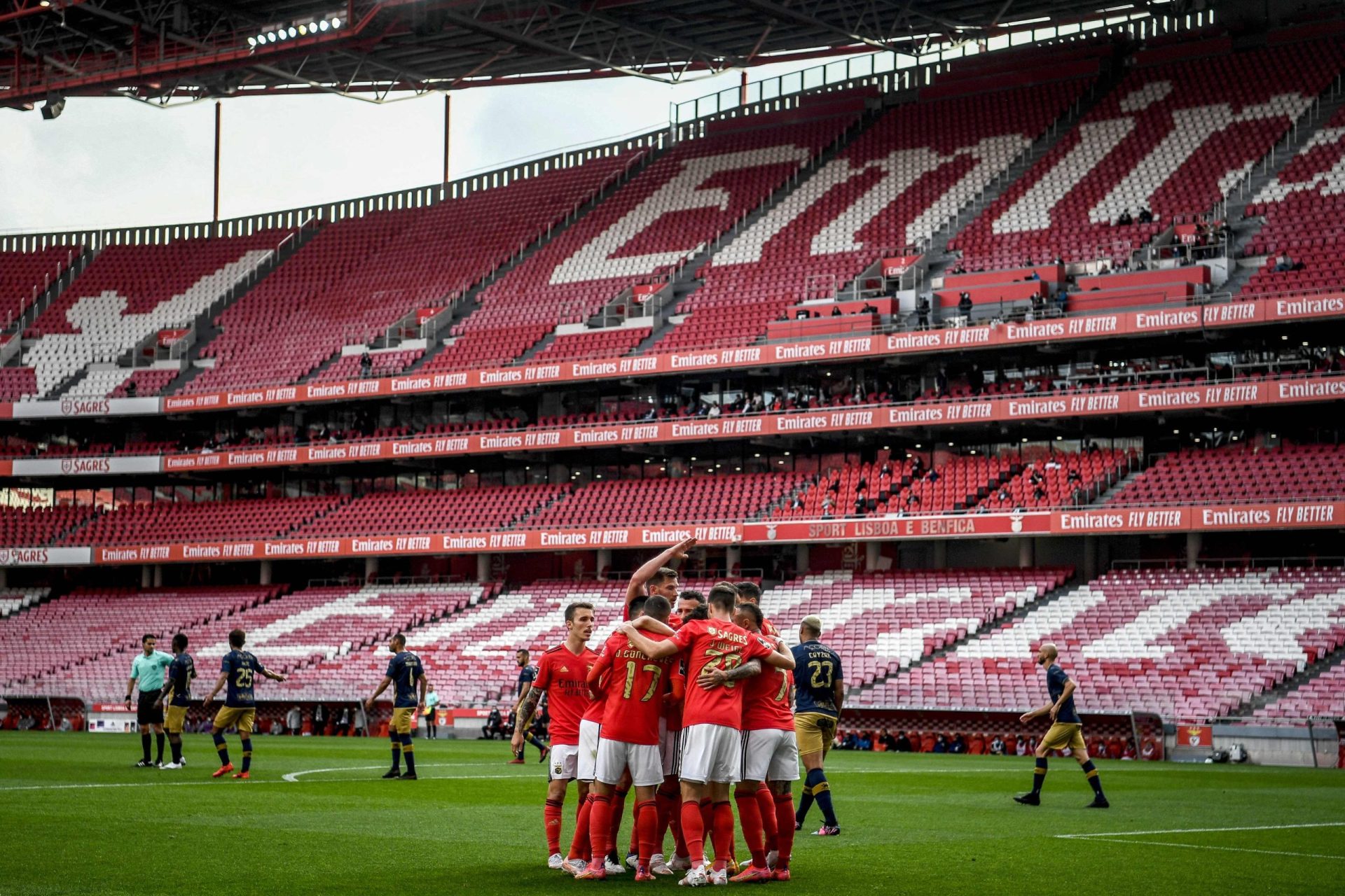 Benfica vence Santa Clara por 2-1