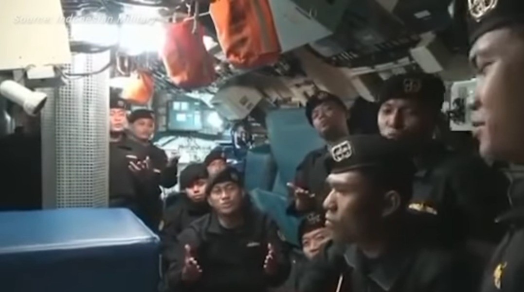 Vídeo mostra elementos de submarino naufragado a cantar música de despedida