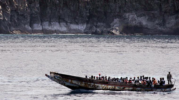 Bebé nasce a bordo de embarcação de migrantes