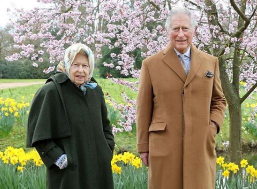 Rainha Isabel II passeia com o príncipe Carlos nos jardins e as fotografias somam elogios na ‘net’