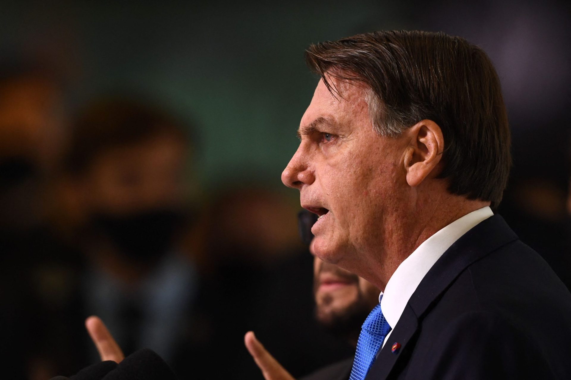 Com milhares de mortes por dia devido à covid-19, Bolsonaro diz que “não vai ter lockdown”